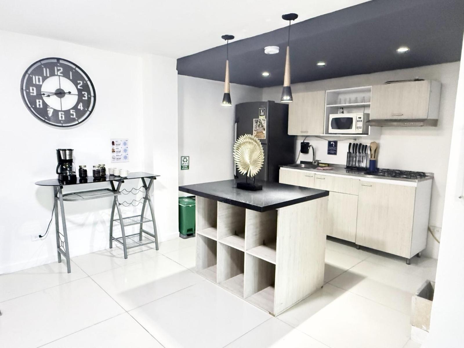 2 Bedroom - One Block From Lleras Park, P1 Apartamento
