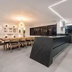 Private Sauna Jacuzzi Billiard Gym Luxury Retreat