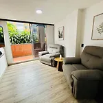 Modern, Apt/Near Tourist Sites.