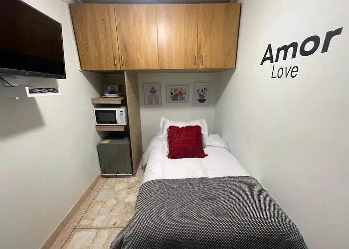 Lindo y Nuevo Alojamiento Laureles, Habitación Privada
