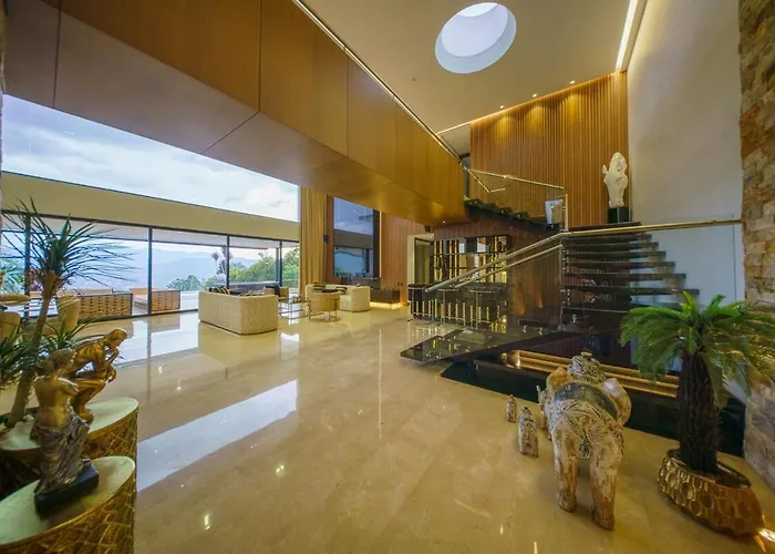 Luxury Mansion 8 Bed, Heated Pool, Jacuzzi & Gym