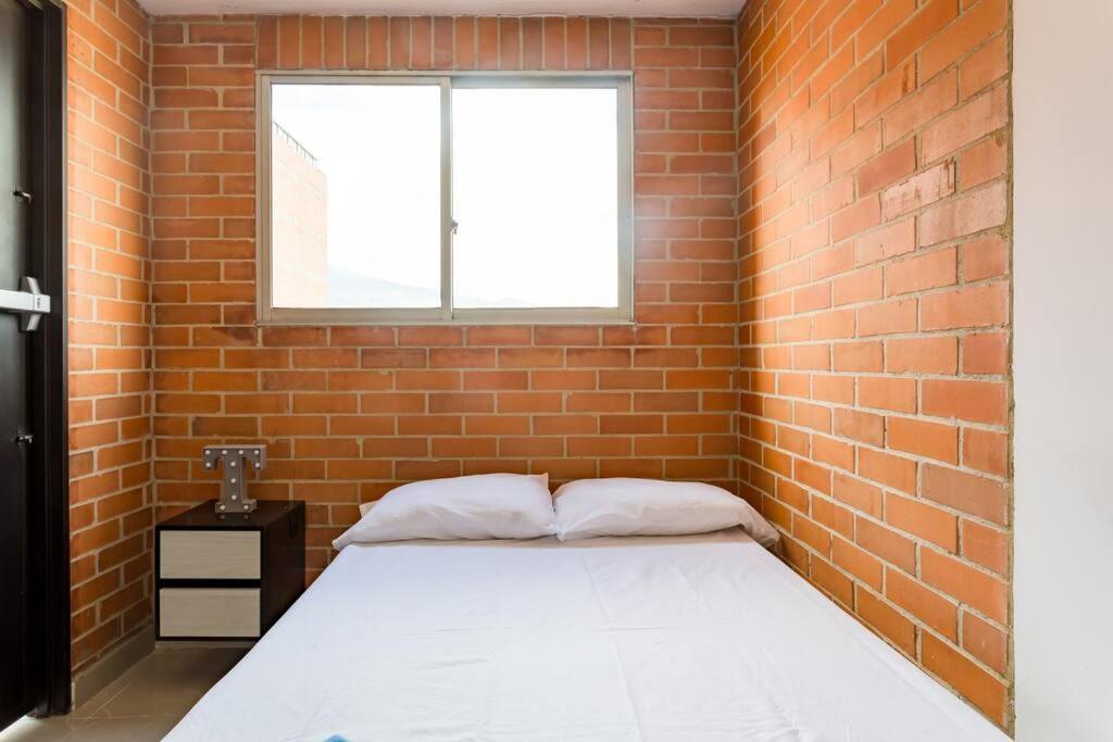 Apartment Large 3 Bedroom Near Poblado W Free Parking