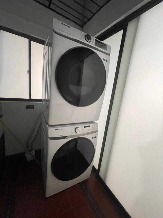 Lindo Y Nuevo Alojamiento Laureles, Habitación Privada * Medellín