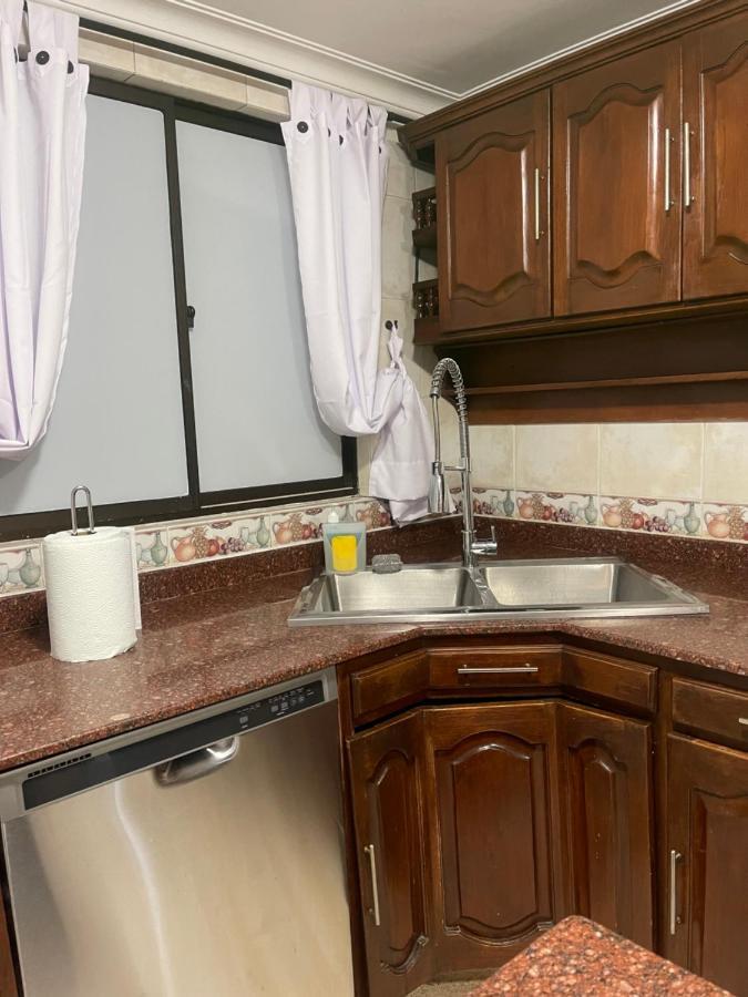 Lindo Y Nuevo Alojamiento Laureles, Habitación Privada Medellín