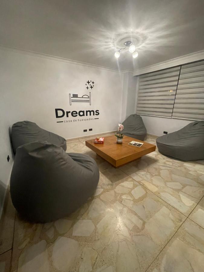 Lindo Y Nuevo Alojamiento Laureles, Habitación Privada Habitación en casa particular *
