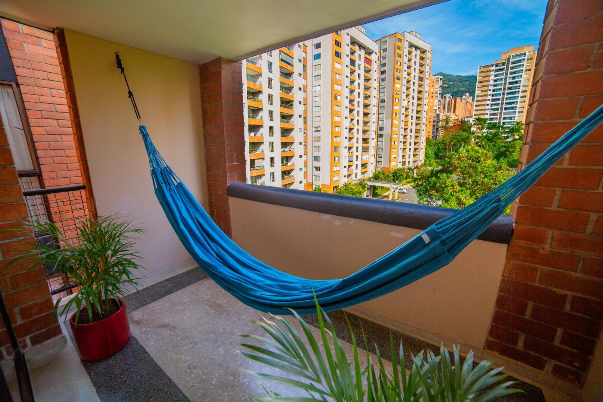 Floor W/balcony In El Poblado Apartment Medellin