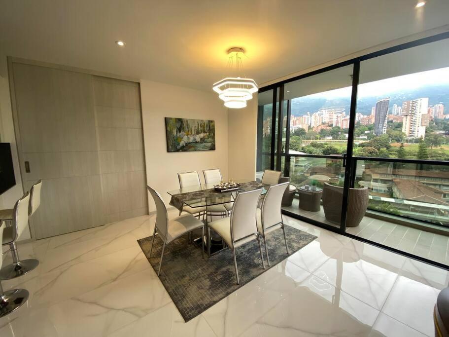 Luxury Apt! Guest Friendly! Great Location! Jacuzzi, Gym, Security! Medellin
