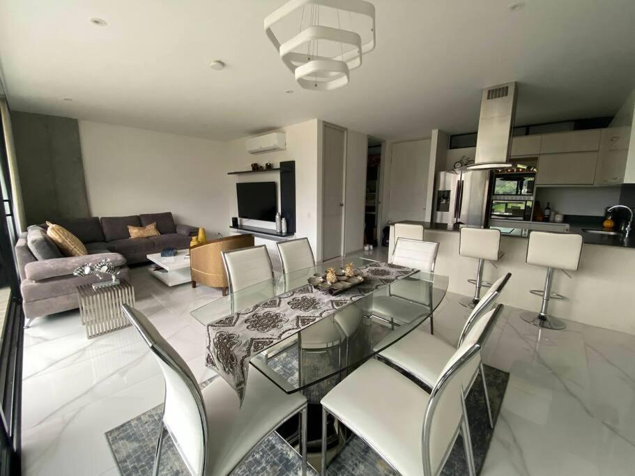 Luxury Apt! Guest Friendly! Great Location! Jacuzzi, Gym, Security! Medellin
