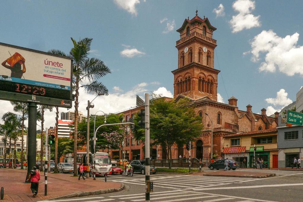 Comoda Bano Compartido En El Poblado-a4 Medellin