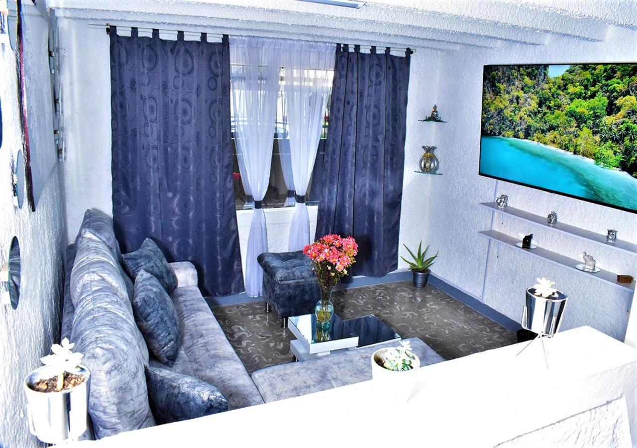 Casa de férias Casangel Hogar Familiar En Sector Exclusivo Cerca Al Aeropuerto Local Frente Al Poblado Medellín