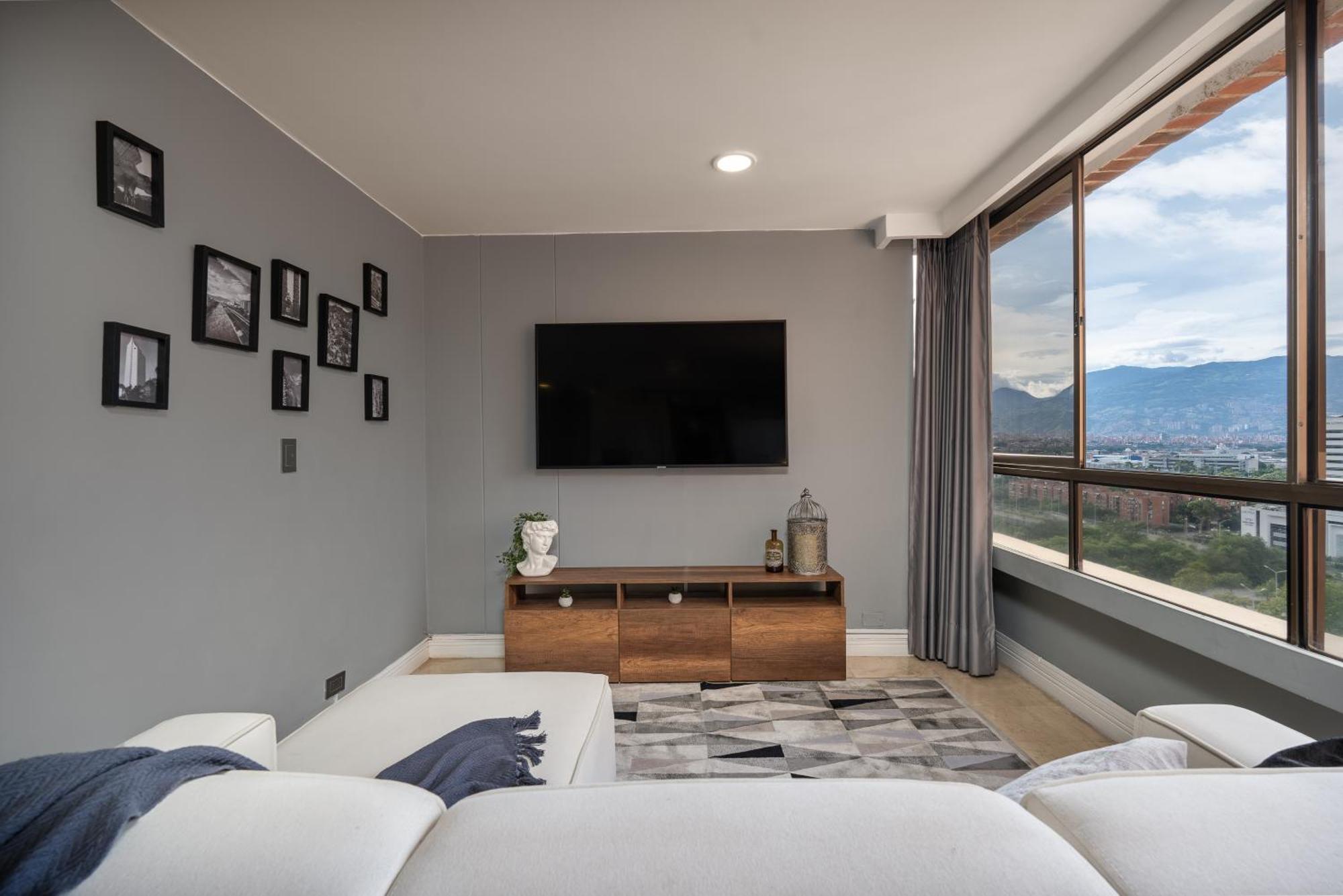 Apartment 1003 Alcazar De Oviedo Medellin