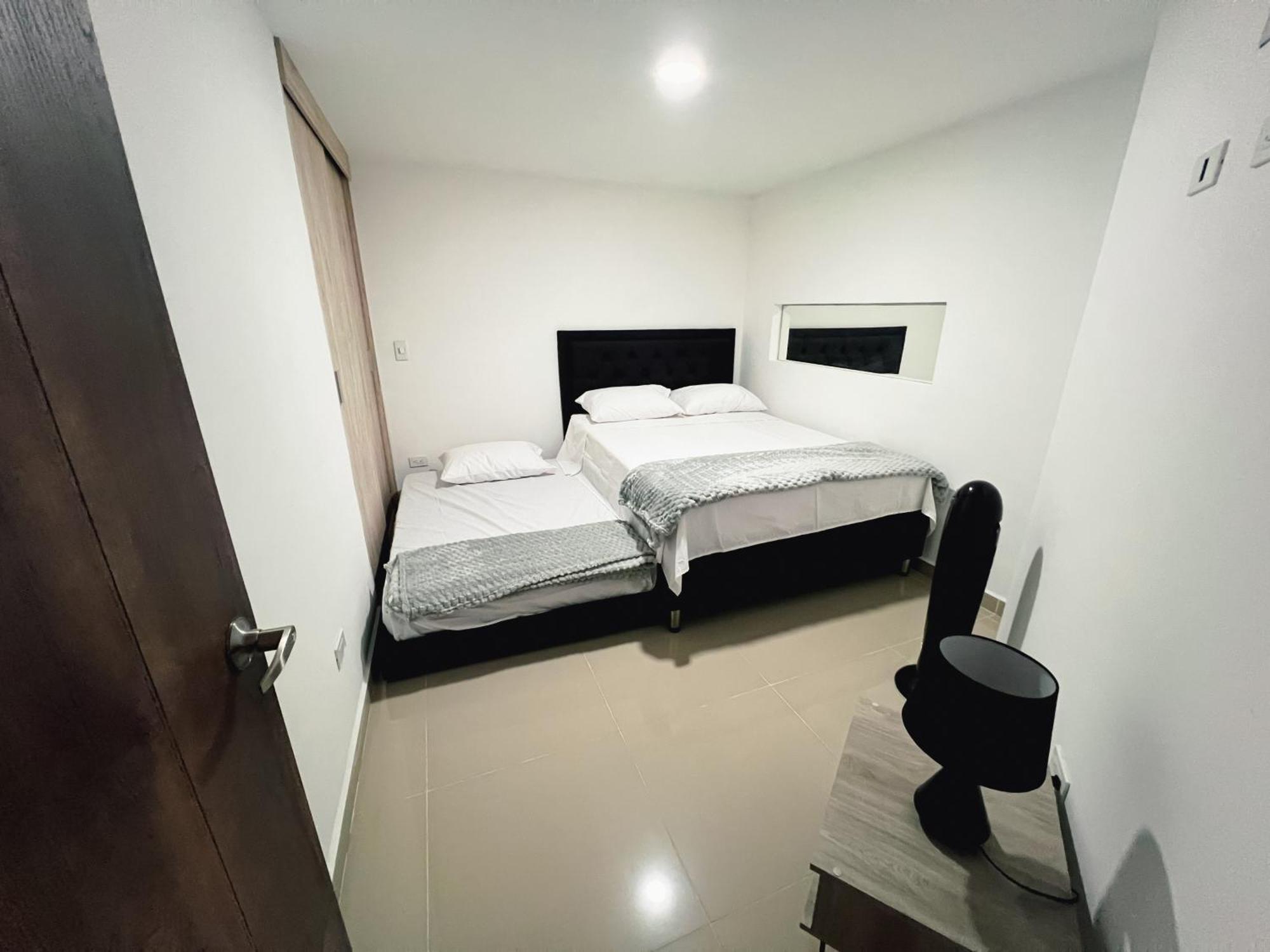 Familiar, Excelente Ubicacion, Laureles Apartment