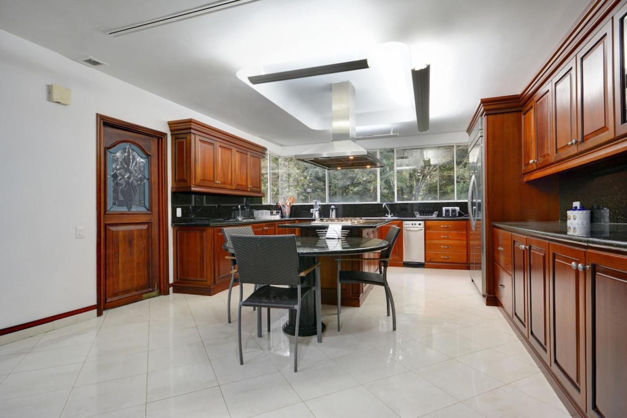Stunning Luxury Penthouse With And Concierge *