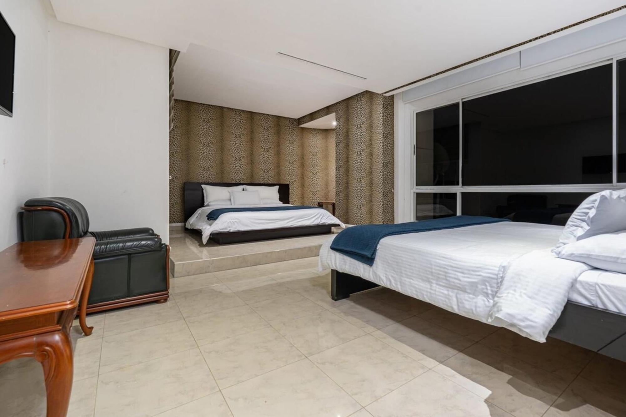 Stunning Luxury Penthouse With And Concierge *