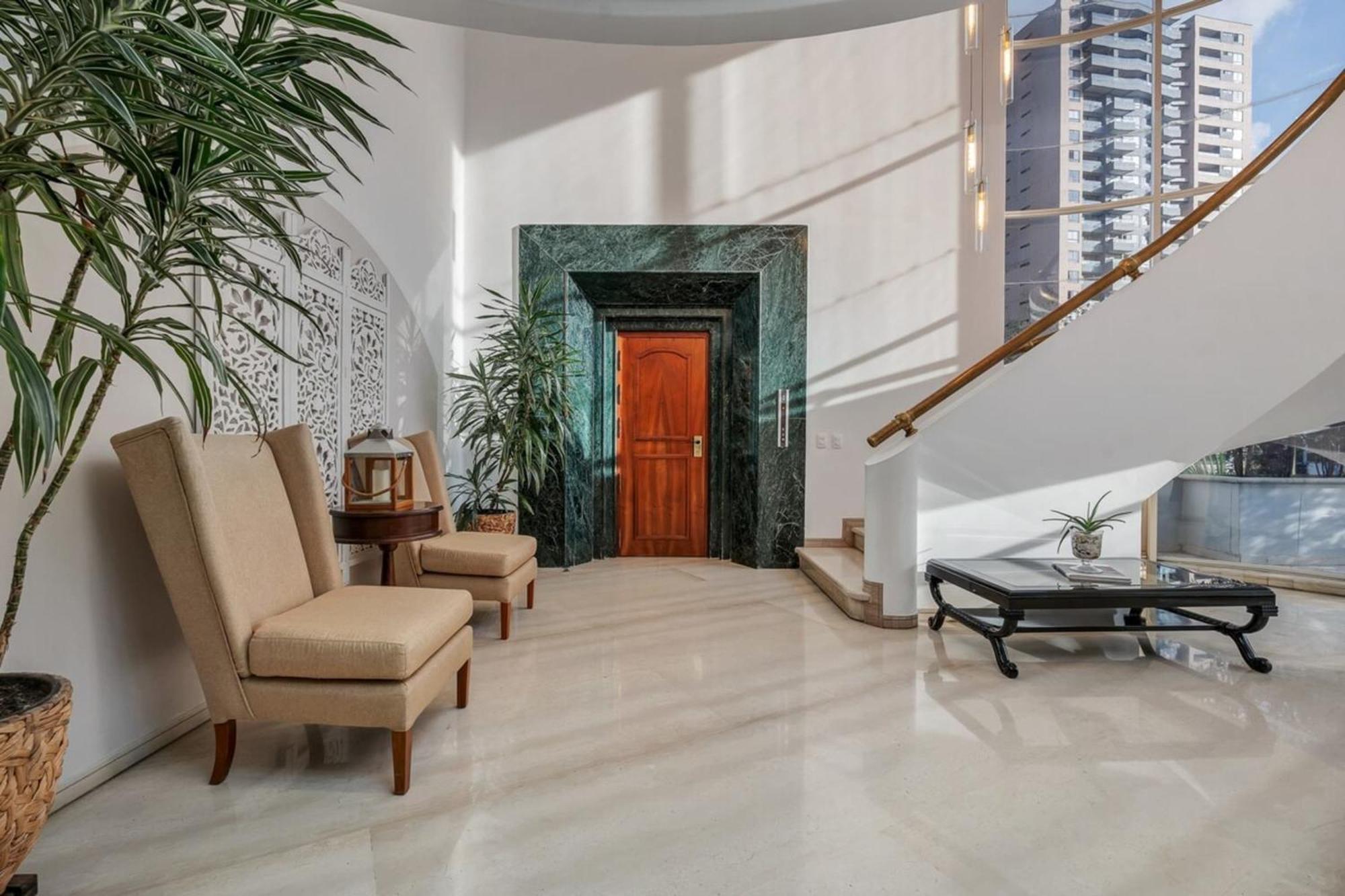 Stunning Luxury Penthouse With And Concierge *