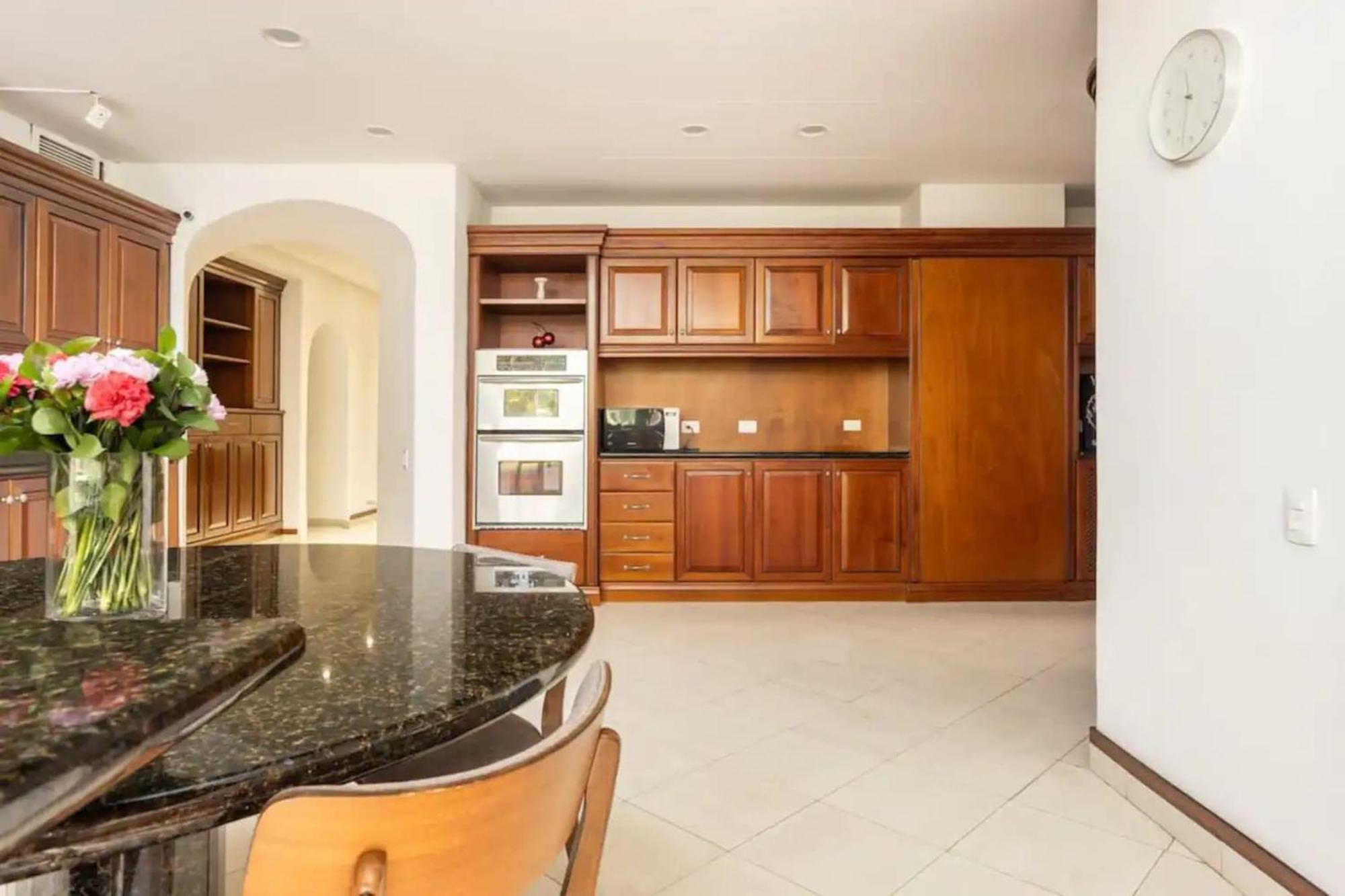 Stunning Luxury Penthouse With And Concierge *