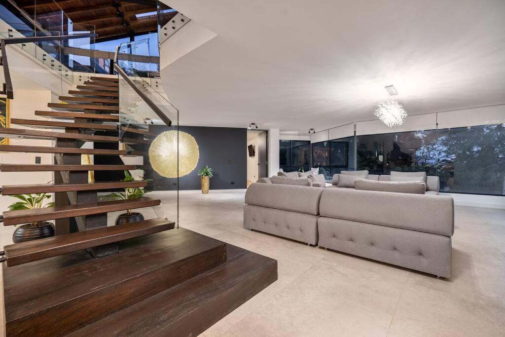 Private Sauna Jacuzzi Billiard Gym Luxury Retreat