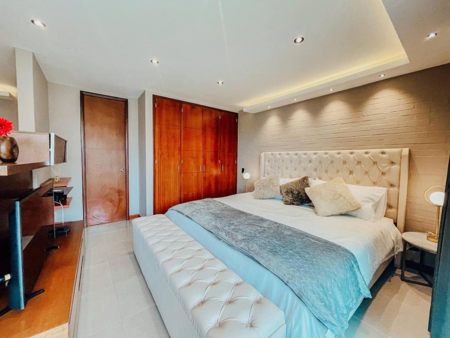 Elegant High Floor 1 Bedroom With Gym & Pool 1202 Apartment *