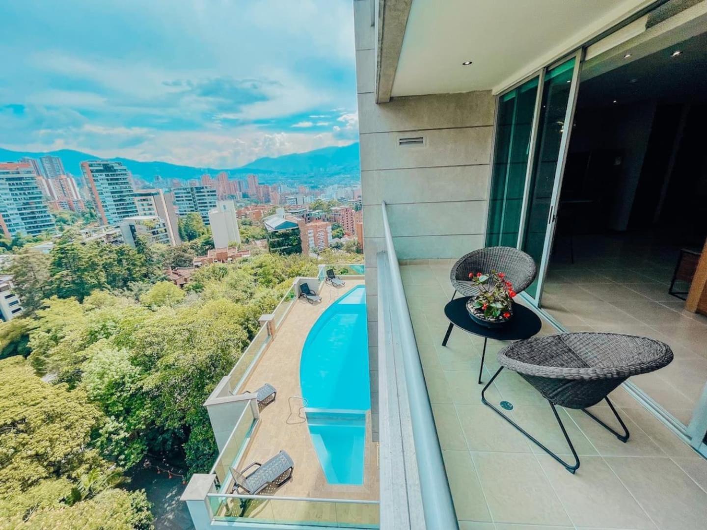 Elegant High Floor 1 Bedroom With Gym & Pool 1202 Apartment