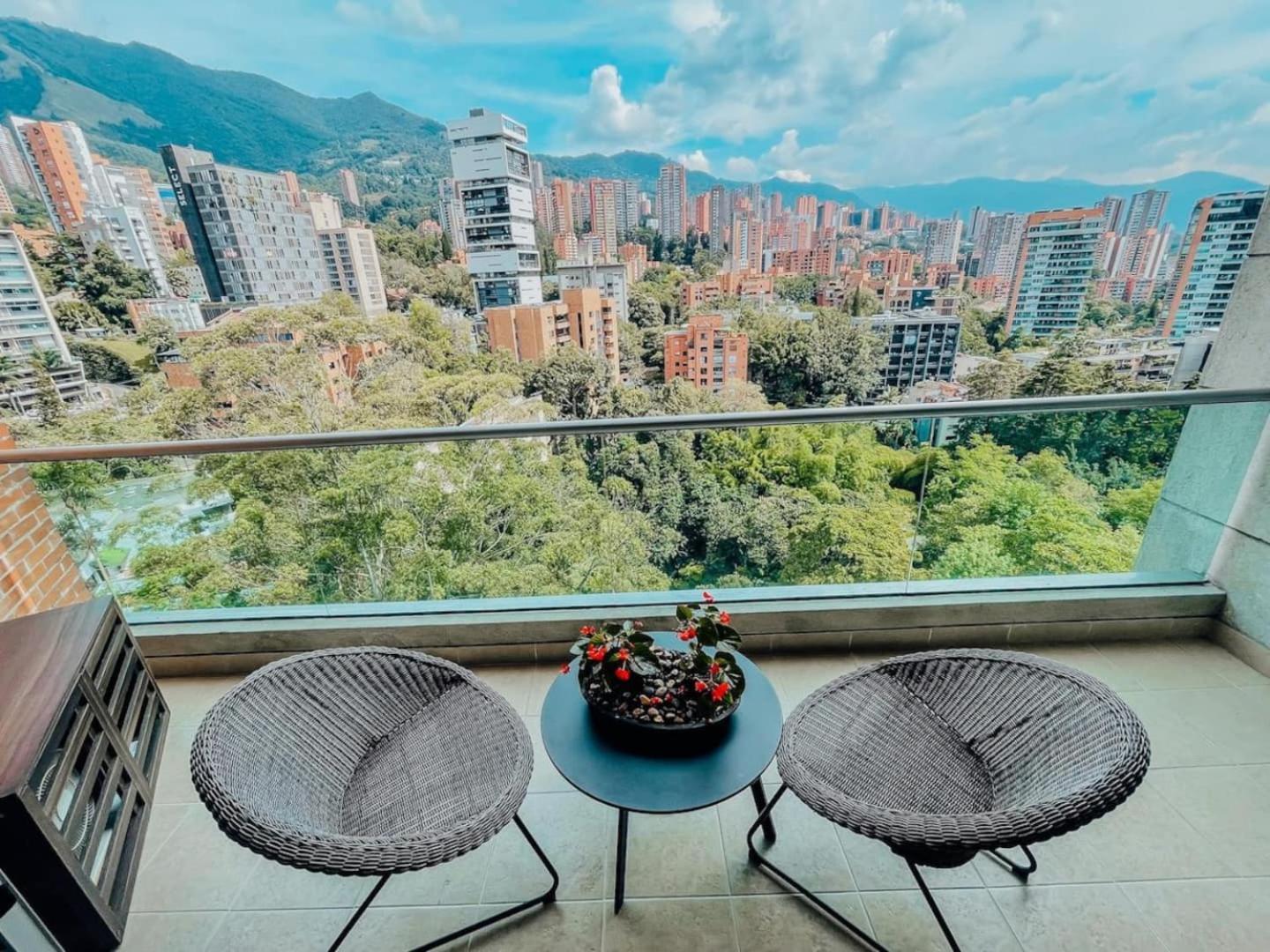 Elegant High Floor 1 Bedroom With Gym & Pool 1202 *
