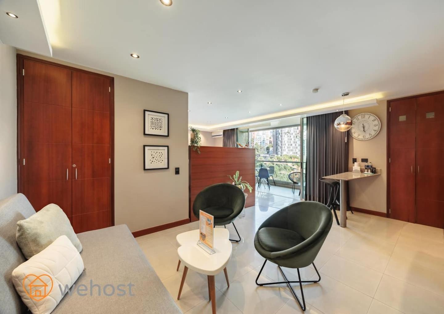 Elegant High Floor 1 Bedroom With Gym & Pool 1202 *