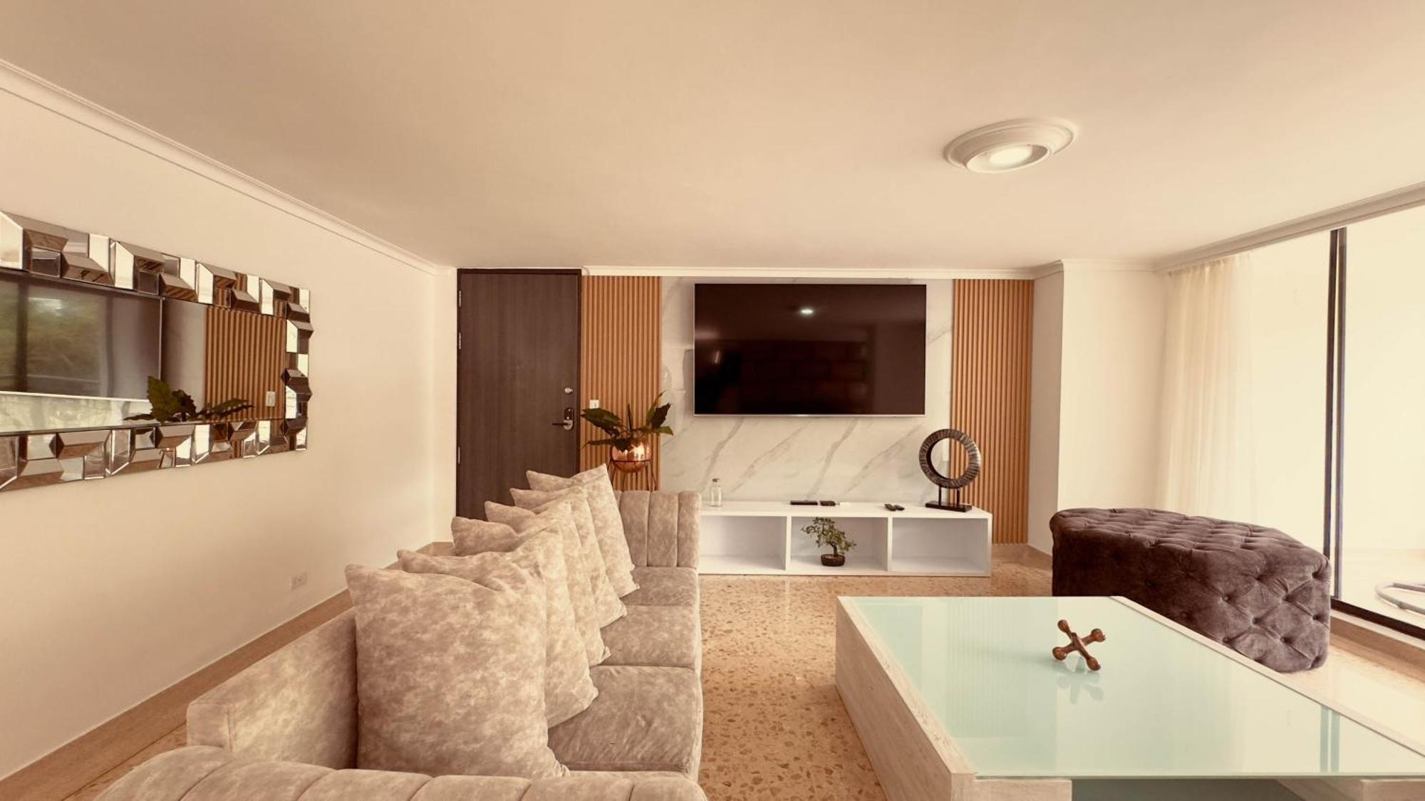 5 Hab, Espacioso, Piscina, Al Lado Del Tesoro! * Medellín