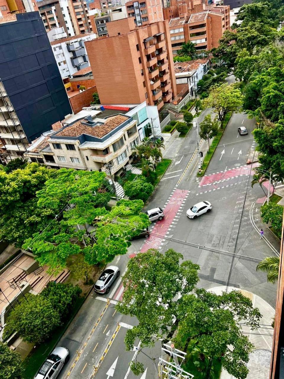En Laureles Con Aire Acondicionado *