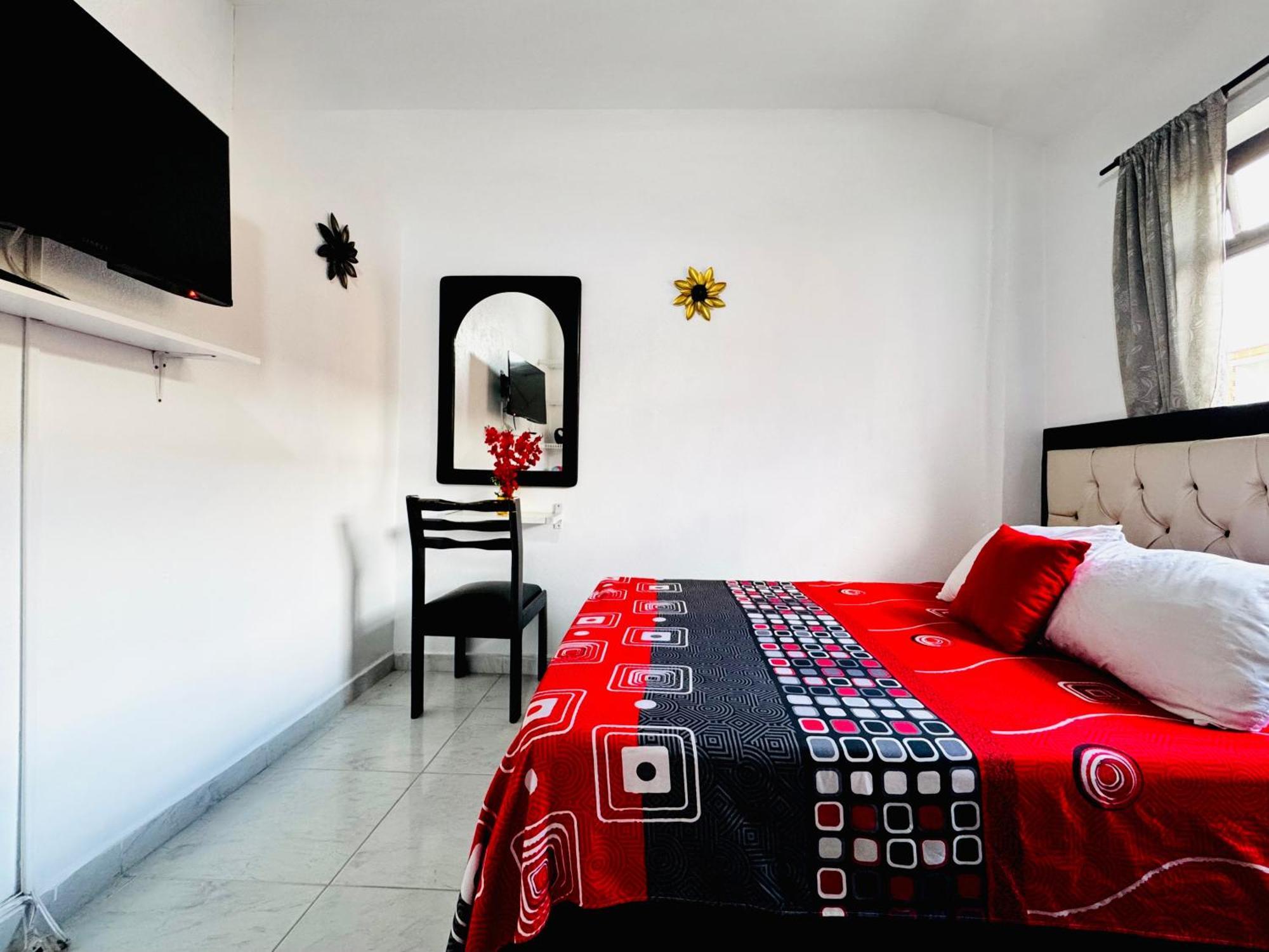 Victory Apartments: Cozy With Wi-fi & Shared Terrace In *