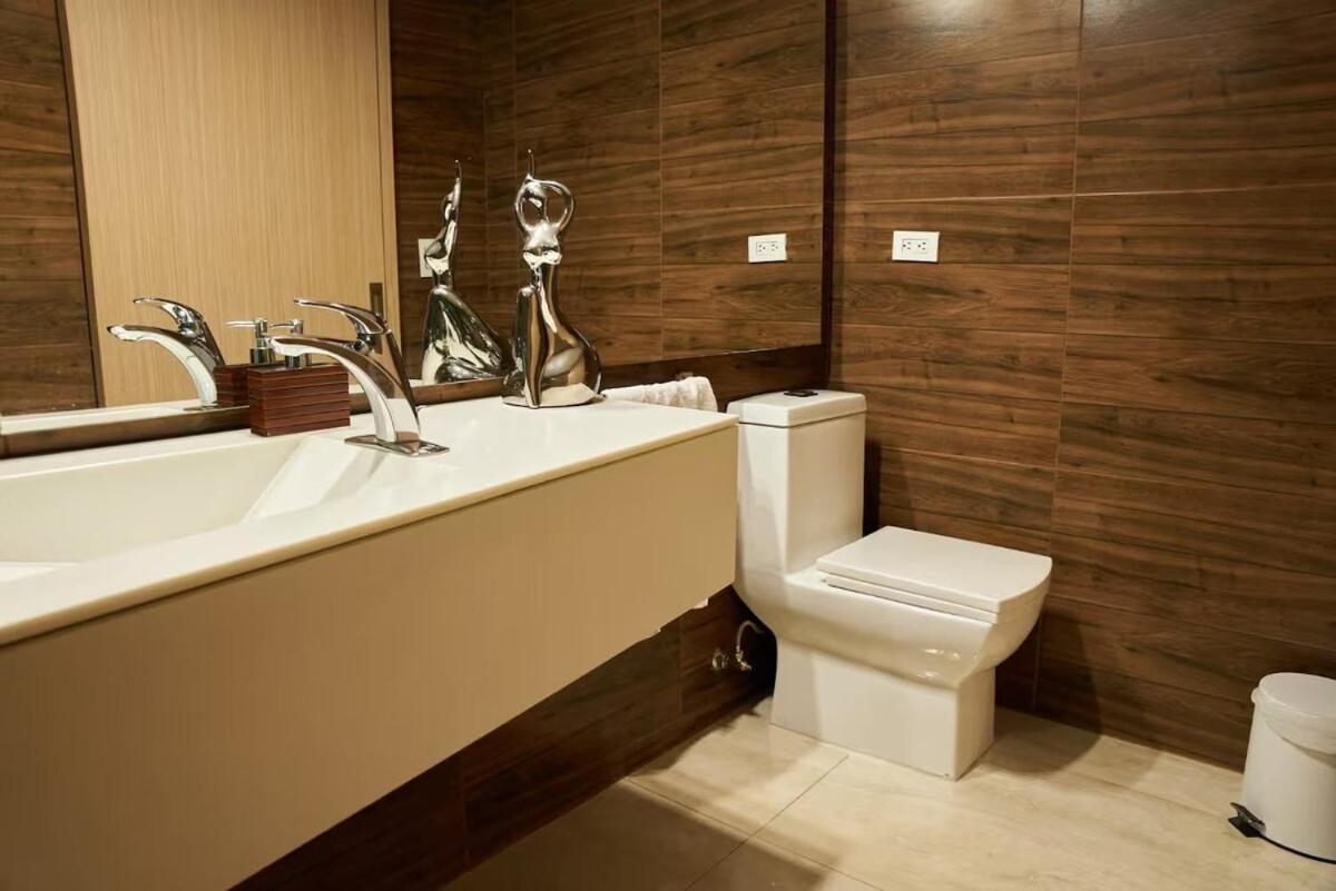 Amazing Ph In Poblado 5bd & Heated Pool! Apartment Medellin