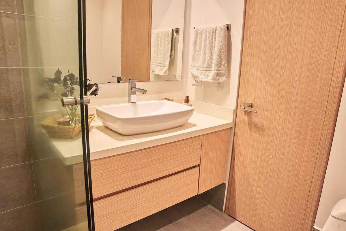 Amazing Ph In Poblado 5bd & Heated Pool! Apartment Medellin