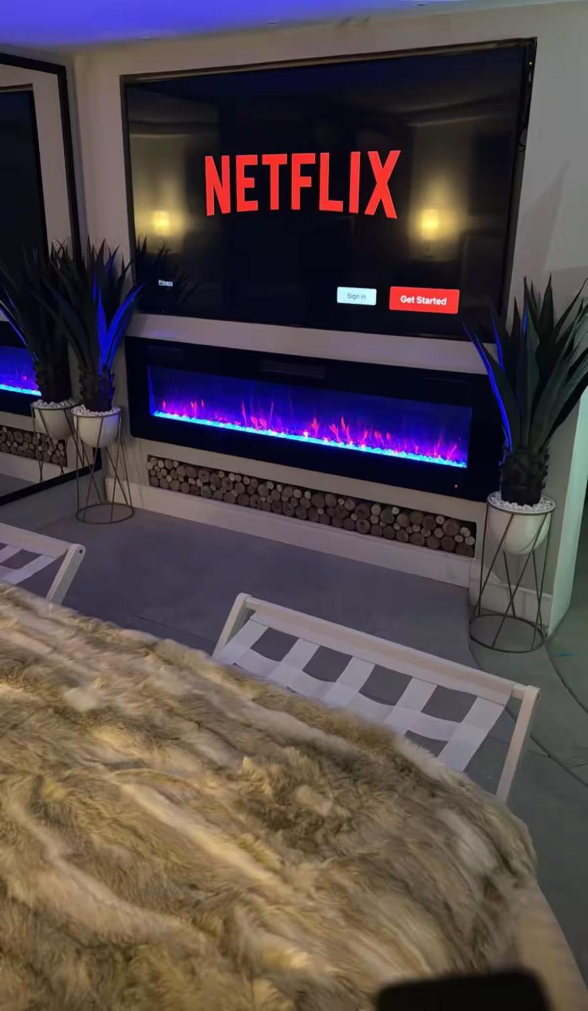 Luxury Jacuzzi Air Conditioning Fireplace And King Bed Apartment