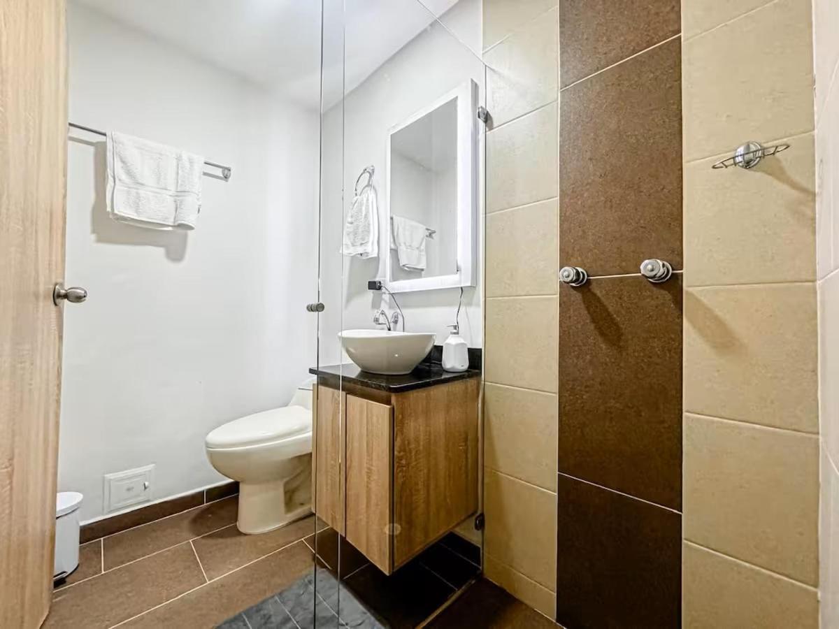 De Lujo-parking-15 Minutes Provence Apartment Medellin