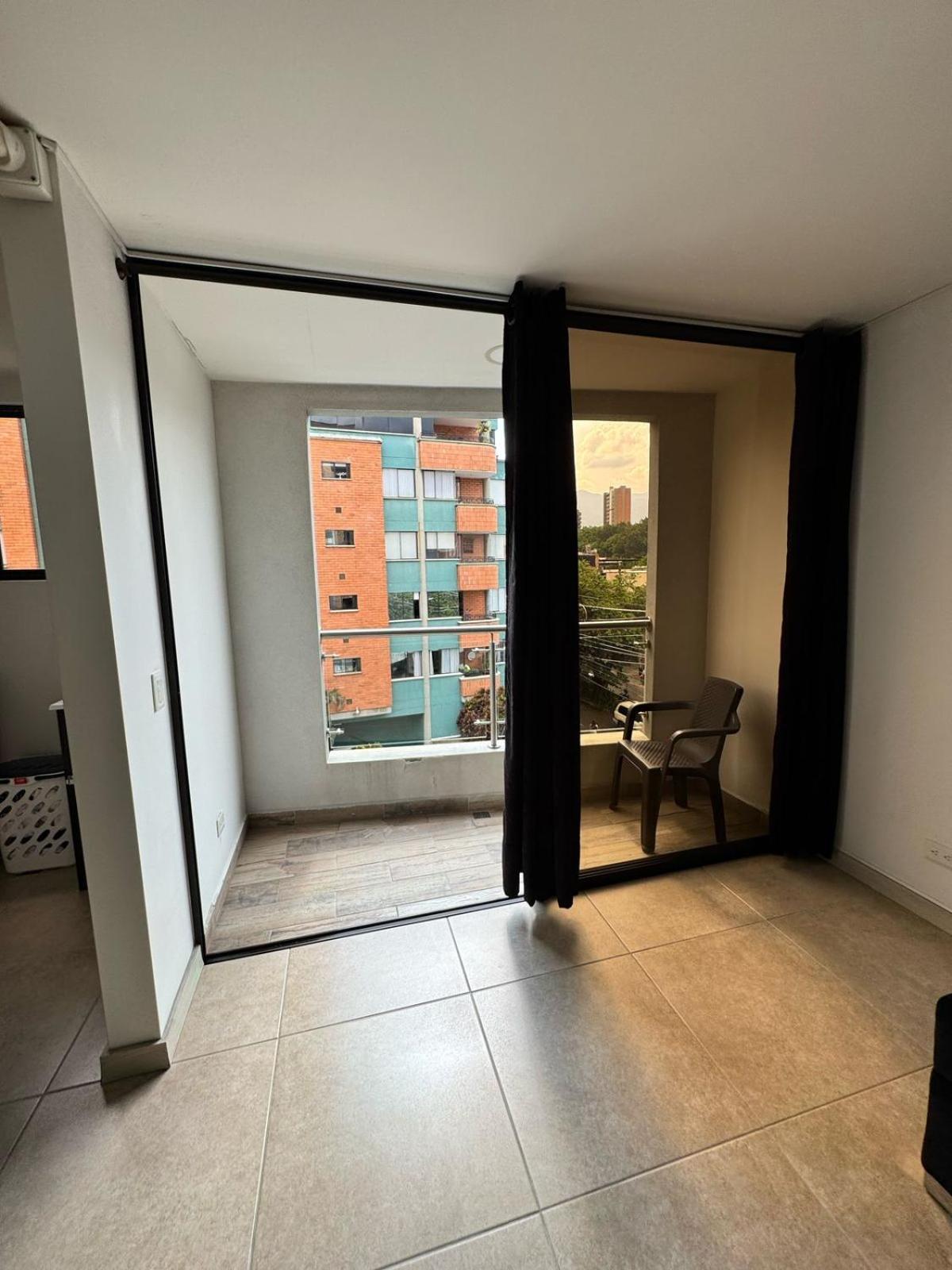 Apartment In Laureles Two Blocks From 70 *