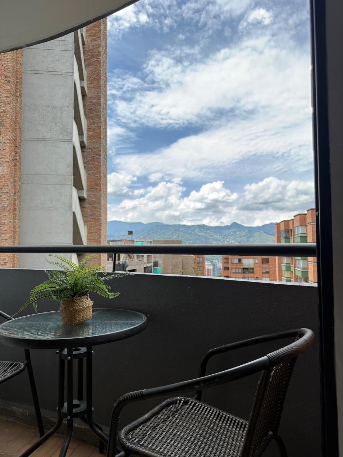 Apartment Ac, Fast Wifi 400 Mg, Quiet, Nature In El Poblado