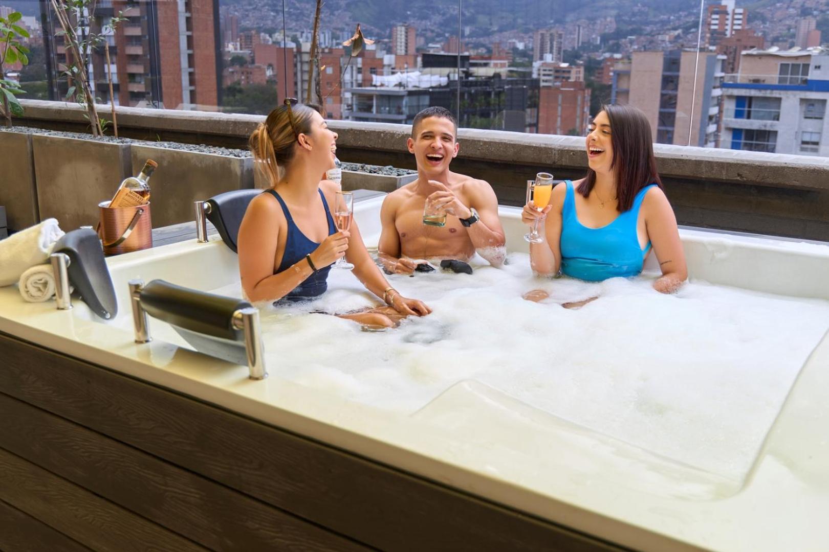 Estadio Jacuzzi Haven Cozy Rosa Negra Medellin