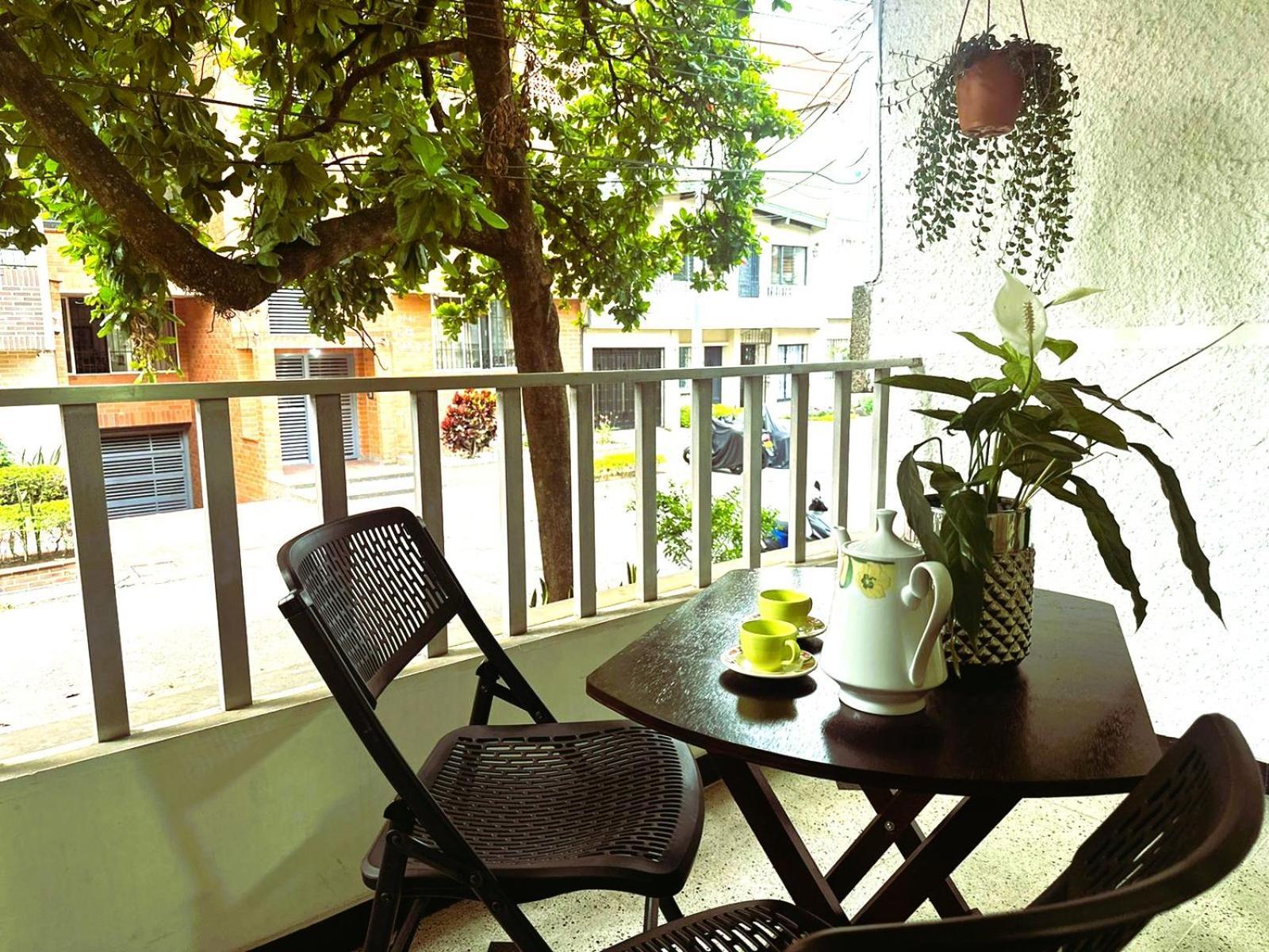 Apartamento Loft Central, Cerca A Laureles Guarda Meletas Gratis!!