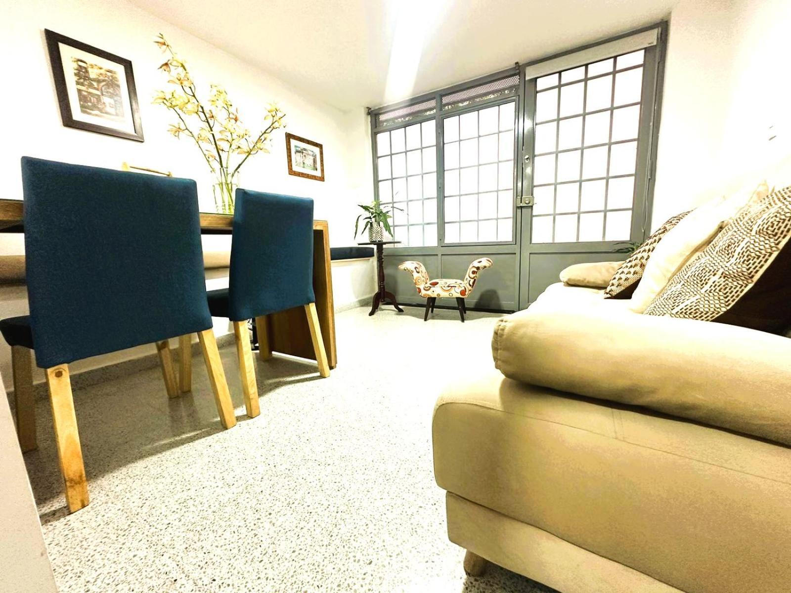 Apartamento Loft Central, Cerca A Laureles Guarda Meletas Gratis!!