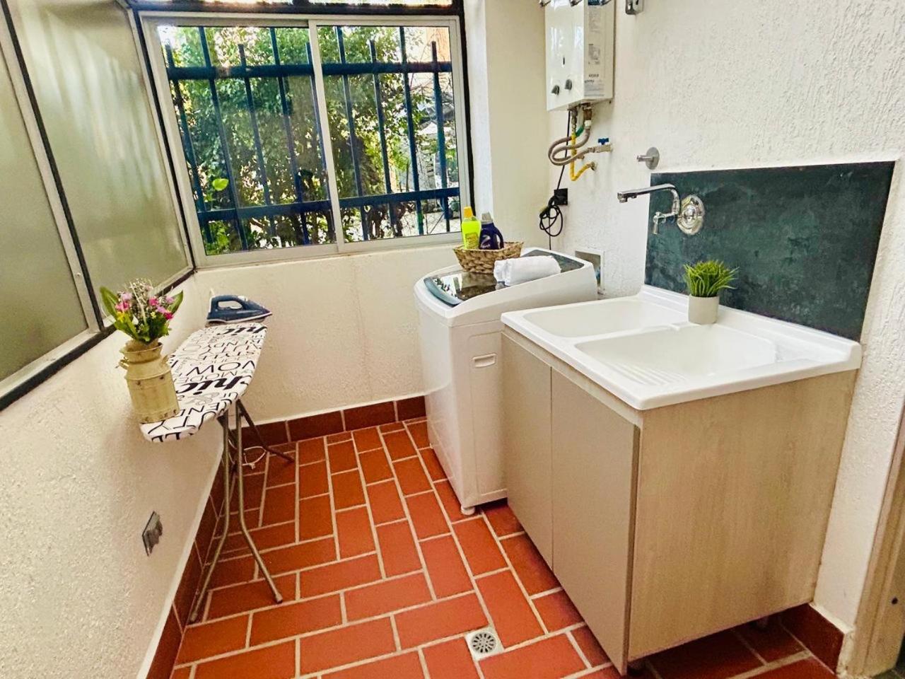Modern, Apt/near Tourist Sites. Apartment *