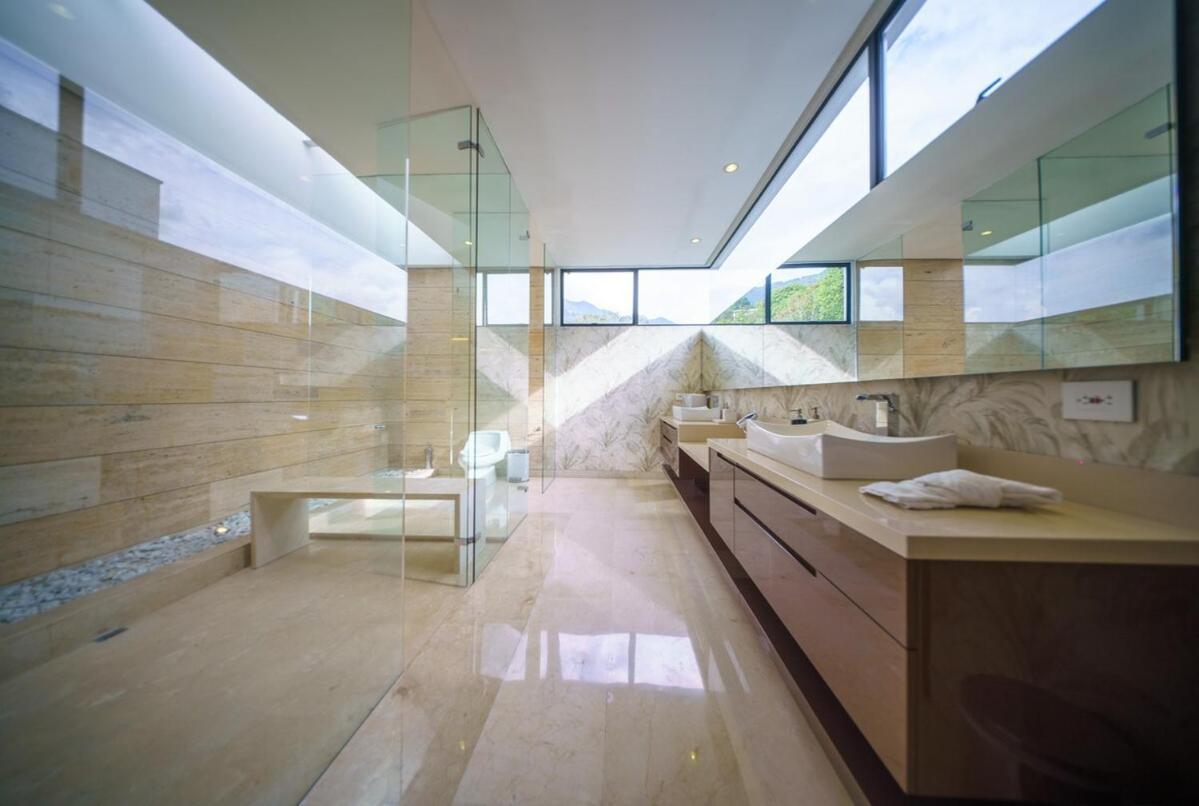 Villa Luxury Mansion 8 Bed, Heated Pool, Jacuzzi & Gym *
