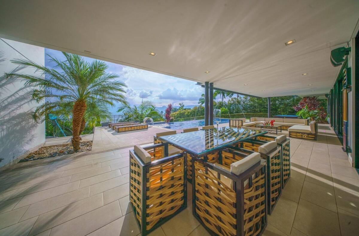 Luxury Mansion 8 Bed, Heated Pool, Jacuzzi & Gym * Medellin