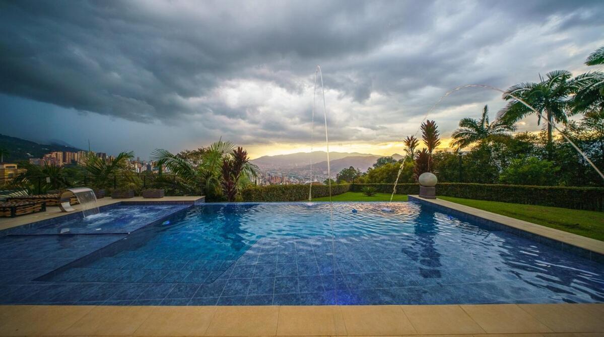 Luxury Mansion 8 Bed, Heated Pool, Jacuzzi & Gym * Medellin