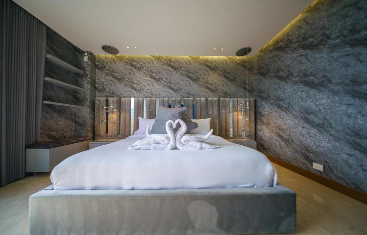 Luxury Mansion 8 Bed, Heated Pool, Jacuzzi & Gym Villa *