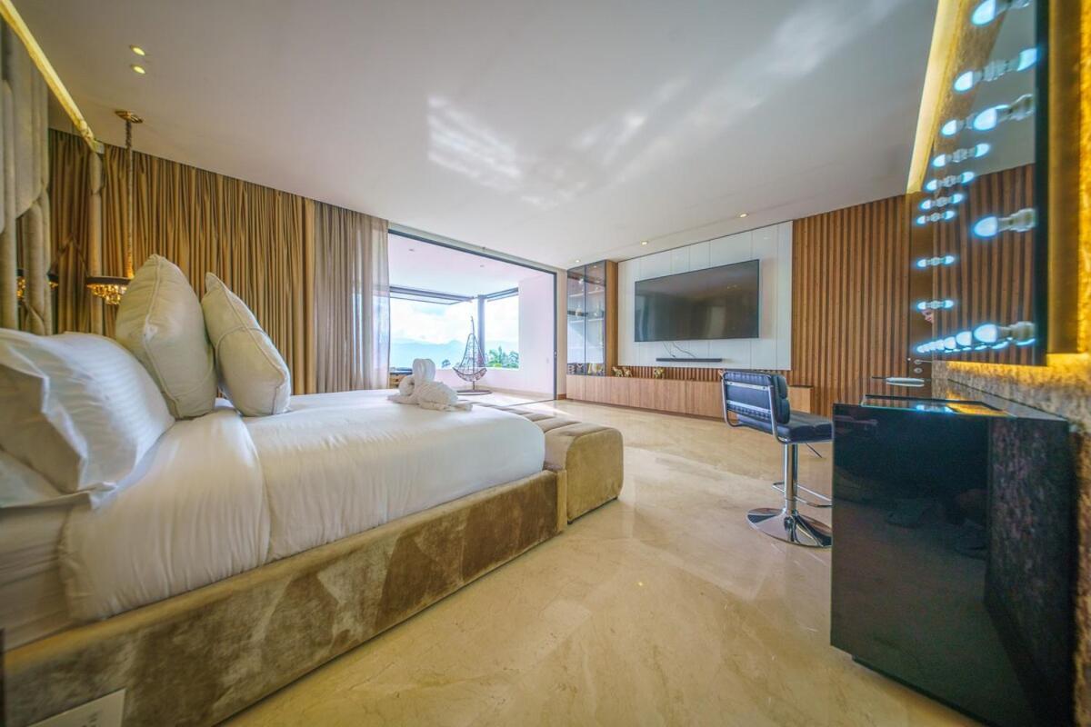 Villa Luxury Mansion 8 Bed, Heated Pool, Jacuzzi & Gym
