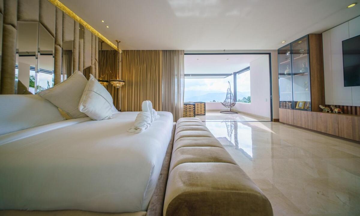 Luxury Mansion 8 Bed, Heated Pool, Jacuzzi & Gym Villa *
