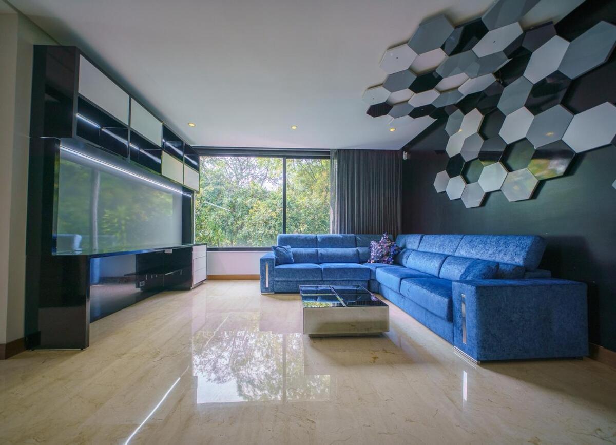 Luxury Mansion 8 Bed, Heated Pool, Jacuzzi & Gym Villa Medellin