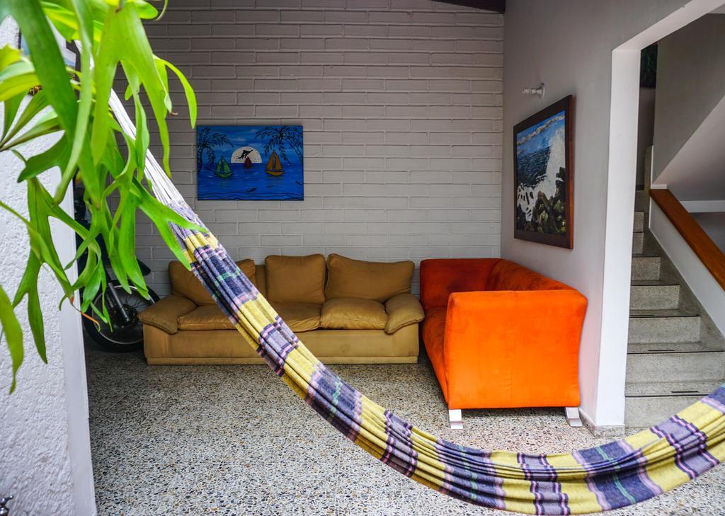 Hostel Malibu House *
