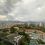 Luxury Apt! Guest Friendly! Great Location! Jacuzzi, Gym, Security!