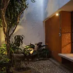 Colonial Villa In Laureles