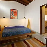Colonial Villa In Laureles