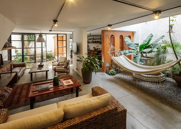 Colonial Villa In Laureles